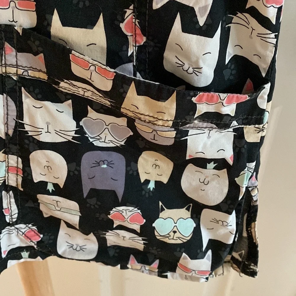 Cat print scrub top - Picture 4 of 6